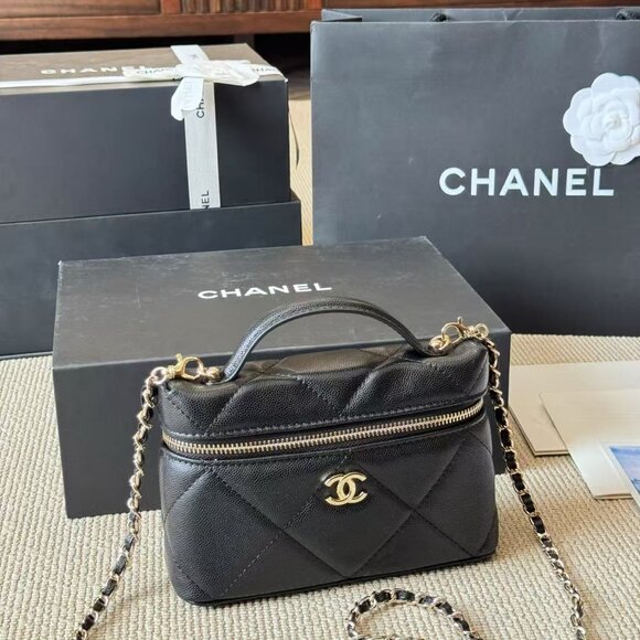 Classic CHANEL Bag: A Stylish and Versatile Choice for Elegance - Picture 3 of 7